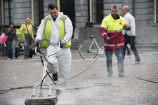 910270 Afbeelding van schoonmakers die de Ganzenmarkt te Utrecht schoonmaken. Nadat krakers van het pand-Ubica ...